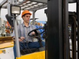 Operatore addetto alla conduzione di carrelli industriali semoventi con conducente a bordo 